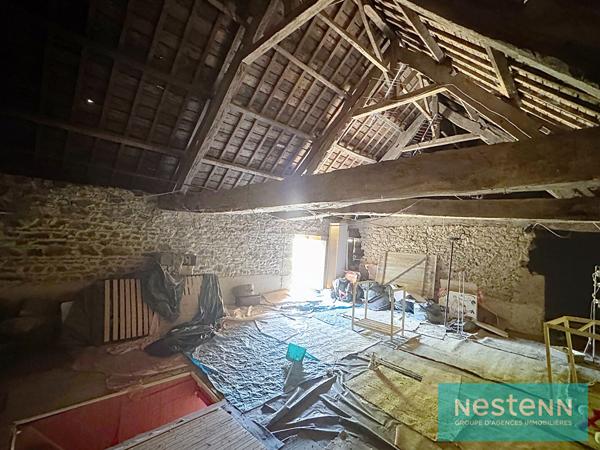 Vente d'une maison en pierres à rénover avec grenier aménageable dans le Bourg de Meslin