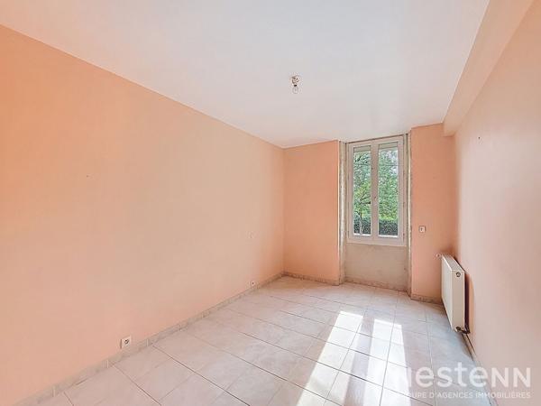 A Vendre Maison en Pierre rénovée de 225 m² avec Terrasses et Jardin proche du centre de Condom