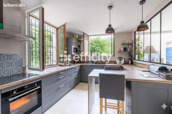 Maison
         9 pièces
        - 247 m² 749 000 € *