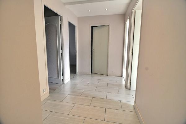 Appartement Clermont Ferrand  T5 avec garage, balcon et cave.