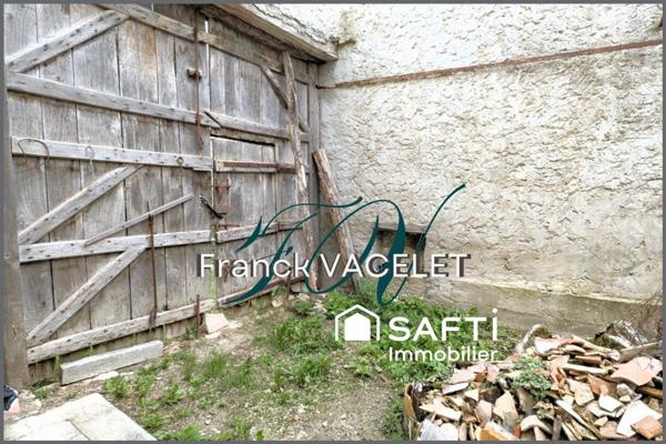 Rare : maison à rénover avec 1 300 m² de terrain dans une bastide médiévale