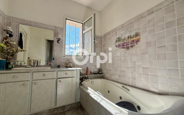 Maison à vendre    5 pièces • 162 m2 Saint-Raphaël