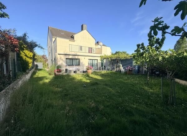 Idéalement située au calme d’une impasse, à seulement 2,5 km de Rennes et à environ 10 minutes du centre-ville, cette maison contemporaine de 2012 offre un cadre de vie privilégié, à proximité immédiate des commerces, écoles et transports.
Un emplacement stratégique, renforcé par l’arrivée prochaine du Trambus sur Vezin-le-Coquet à l’horizon 2027, facilitant encore davantage vos déplacements.

Développant environ 212 m² habitables (234 m² au sol), cette maison séduit par ses volumes généreux, sa luminosité et sa fonctionnalité, parfaitement adaptés à une vie de famille.
Vous découvrirez une spacieuse pièce de vie traversante, baignée de lumière et ouverte sur un jardin exposé ouest, idéale pour vos moments de détente. La cuisine, aménagée et équipée, s’intègre harmonieusement à cet espace convivial.

Le rez-de-chaussée propose un véritable confort de plain-pied avec deux chambres, une salle d’eau avec douche ainsi qu’une buanderie indépendante, très pratique au quotidien.
À l’étage, l’espace nuit se compose de quatre chambres, d’une salle de bains, d’une salle d’eau et d’un WC séparé.
Un grenier aménagé complète l’ensemble et offre la possibilité d’une septième chambre, d’un bureau ou d’un espace loisirs.

👉 Atout rare : un ascenseur dessert les trois niveaux, garantissant un confort optimal et une accessibilité idéale.
Prestations techniques de qualité :
Chauffage par pompe à chaleur avec plancher chauffant sur chaque niveau (2023)
VMC double flux
Menuiseries aluminium double vitrage
Volets roulants motorisés et stores bannes électriques
Toiture en ardoises naturelles
Récupérateur d’eau de pluie enterré (5000 L)

À l’extérieur, vous profitez d’un terrain clos de 407 m², avec un abri de jardin alimenté en électricité et deux stationnements privatifs.
👉 Une maison rare sur le marché, idéale pour une famille recherchant espace, confort et accessibilité immédiate à Rennes.
Un conseiller disponible 7/7.