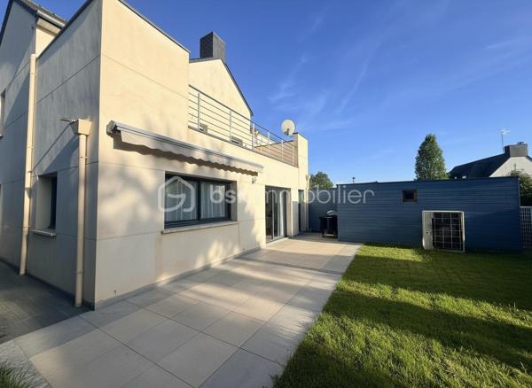 Idéalement située au calme d’une impasse, à seulement 2,5 km de Rennes et à environ 10 minutes du centre-ville, cette maison contemporaine de 2012 offre un cadre de vie privilégié, à proximité immédiate des commerces, écoles et transports.
Un emplacement stratégique, renforcé par l’arrivée prochaine du Trambus sur Vezin-le-Coquet à l’horizon 2027, facilitant encore davantage vos déplacements.

Développant environ 212 m² habitables (234 m² au sol), cette maison séduit par ses volumes généreux, sa luminosité et sa fonctionnalité, parfaitement adaptés à une vie de famille.
Vous découvrirez une spacieuse pièce de vie traversante, baignée de lumière et ouverte sur un jardin exposé ouest, idéale pour vos moments de détente. La cuisine, aménagée et équipée, s’intègre harmonieusement à cet espace convivial.

Le rez-de-chaussée propose un véritable confort de plain-pied avec deux chambres, une salle d’eau avec douche ainsi qu’une buanderie indépendante, très pratique au quotidien.
À l’étage, l’espace nuit se compose de quatre chambres, d’une salle de bains, d’une salle d’eau et d’un WC séparé.
Un grenier aménagé complète l’ensemble et offre la possibilité d’une septième chambre, d’un bureau ou d’un espace loisirs.

👉 Atout rare : un ascenseur dessert les trois niveaux, garantissant un confort optimal et une accessibilité idéale.
Prestations techniques de qualité :
Chauffage par pompe à chaleur avec plancher chauffant sur chaque niveau (2023)
VMC double flux
Menuiseries aluminium double vitrage
Volets roulants motorisés et stores bannes électriques
Toiture en ardoises naturelles
Récupérateur d’eau de pluie enterré (5000 L)

À l’extérieur, vous profitez d’un terrain clos de 407 m², avec un abri de jardin alimenté en électricité et deux stationnements privatifs.
👉 Une maison rare sur le marché, idéale pour une famille recherchant espace, confort et accessibilité immédiate à Rennes.
Un conseiller disponible 7/7.