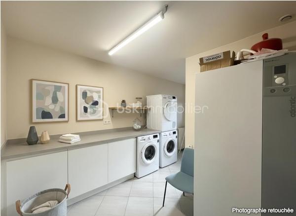 Idéalement située au calme d’une impasse, à seulement 2,5 km de Rennes et à environ 10 minutes du centre-ville, cette maison contemporaine de 2012 offre un cadre de vie privilégié, à proximité immédiate des commerces, écoles et transports.
Un emplacement stratégique, renforcé par l’arrivée prochaine du Trambus sur Vezin-le-Coquet à l’horizon 2027, facilitant encore davantage vos déplacements.

Développant environ 212 m² habitables (234 m² au sol), cette maison séduit par ses volumes généreux, sa luminosité et sa fonctionnalité, parfaitement adaptés à une vie de famille.
Vous découvrirez une spacieuse pièce de vie traversante, baignée de lumière et ouverte sur un jardin exposé ouest, idéale pour vos moments de détente. La cuisine, aménagée et équipée, s’intègre harmonieusement à cet espace convivial.

Le rez-de-chaussée propose un véritable confort de plain-pied avec deux chambres, une salle d’eau avec douche ainsi qu’une buanderie indépendante, très pratique au quotidien.
À l’étage, l’espace nuit se compose de quatre chambres, d’une salle de bains, d’une salle d’eau et d’un WC séparé.
Un grenier aménagé complète l’ensemble et offre la possibilité d’une septième chambre, d’un bureau ou d’un espace loisirs.

👉 Atout rare : un ascenseur dessert les trois niveaux, garantissant un confort optimal et une accessibilité idéale.
Prestations techniques de qualité :
Chauffage par pompe à chaleur avec plancher chauffant sur chaque niveau (2023)
VMC double flux
Menuiseries aluminium double vitrage
Volets roulants motorisés et stores bannes électriques
Toiture en ardoises naturelles
Récupérateur d’eau de pluie enterré (5000 L)

À l’extérieur, vous profitez d’un terrain clos de 407 m², avec un abri de jardin alimenté en électricité et deux stationnements privatifs.
👉 Une maison rare sur le marché, idéale pour une famille recherchant espace, confort et accessibilité immédiate à Rennes.
Un conseiller disponible 7/7.