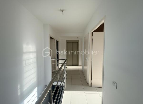 Idéalement située au calme d’une impasse, à seulement 2,5 km de Rennes et à environ 10 minutes du centre-ville, cette maison contemporaine de 2012 offre un cadre de vie privilégié, à proximité immédiate des commerces, écoles et transports.
Un emplacement stratégique, renforcé par l’arrivée prochaine du Trambus sur Vezin-le-Coquet à l’horizon 2027, facilitant encore davantage vos déplacements.

Développant environ 212 m² habitables (234 m² au sol), cette maison séduit par ses volumes généreux, sa luminosité et sa fonctionnalité, parfaitement adaptés à une vie de famille.
Vous découvrirez une spacieuse pièce de vie traversante, baignée de lumière et ouverte sur un jardin exposé ouest, idéale pour vos moments de détente. La cuisine, aménagée et équipée, s’intègre harmonieusement à cet espace convivial.

Le rez-de-chaussée propose un véritable confort de plain-pied avec deux chambres, une salle d’eau avec douche ainsi qu’une buanderie indépendante, très pratique au quotidien.
À l’étage, l’espace nuit se compose de quatre chambres, d’une salle de bains, d’une salle d’eau et d’un WC séparé.
Un grenier aménagé complète l’ensemble et offre la possibilité d’une septième chambre, d’un bureau ou d’un espace loisirs.

👉 Atout rare : un ascenseur dessert les trois niveaux, garantissant un confort optimal et une accessibilité idéale.
Prestations techniques de qualité :
Chauffage par pompe à chaleur avec plancher chauffant sur chaque niveau (2023)
VMC double flux
Menuiseries aluminium double vitrage
Volets roulants motorisés et stores bannes électriques
Toiture en ardoises naturelles
Récupérateur d’eau de pluie enterré (5000 L)

À l’extérieur, vous profitez d’un terrain clos de 407 m², avec un abri de jardin alimenté en électricité et deux stationnements privatifs.
👉 Une maison rare sur le marché, idéale pour une famille recherchant espace, confort et accessibilité immédiate à Rennes.
Un conseiller disponible 7/7.