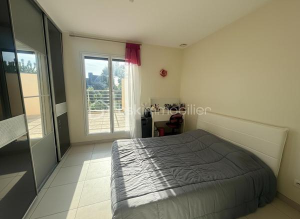 Idéalement située au calme d’une impasse, à seulement 2,5 km de Rennes et à environ 10 minutes du centre-ville, cette maison contemporaine de 2012 offre un cadre de vie privilégié, à proximité immédiate des commerces, écoles et transports.
Un emplacement stratégique, renforcé par l’arrivée prochaine du Trambus sur Vezin-le-Coquet à l’horizon 2027, facilitant encore davantage vos déplacements.

Développant environ 212 m² habitables (234 m² au sol), cette maison séduit par ses volumes généreux, sa luminosité et sa fonctionnalité, parfaitement adaptés à une vie de famille.
Vous découvrirez une spacieuse pièce de vie traversante, baignée de lumière et ouverte sur un jardin exposé ouest, idéale pour vos moments de détente. La cuisine, aménagée et équipée, s’intègre harmonieusement à cet espace convivial.

Le rez-de-chaussée propose un véritable confort de plain-pied avec deux chambres, une salle d’eau avec douche ainsi qu’une buanderie indépendante, très pratique au quotidien.
À l’étage, l’espace nuit se compose de quatre chambres, d’une salle de bains, d’une salle d’eau et d’un WC séparé.
Un grenier aménagé complète l’ensemble et offre la possibilité d’une septième chambre, d’un bureau ou d’un espace loisirs.

👉 Atout rare : un ascenseur dessert les trois niveaux, garantissant un confort optimal et une accessibilité idéale.
Prestations techniques de qualité :
Chauffage par pompe à chaleur avec plancher chauffant sur chaque niveau (2023)
VMC double flux
Menuiseries aluminium double vitrage
Volets roulants motorisés et stores bannes électriques
Toiture en ardoises naturelles
Récupérateur d’eau de pluie enterré (5000 L)

À l’extérieur, vous profitez d’un terrain clos de 407 m², avec un abri de jardin alimenté en électricité et deux stationnements privatifs.
👉 Une maison rare sur le marché, idéale pour une famille recherchant espace, confort et accessibilité immédiate à Rennes.
Un conseiller disponible 7/7.