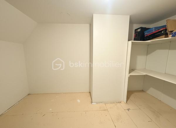 Idéalement située au calme d’une impasse, à seulement 2,5 km de Rennes et à environ 10 minutes du centre-ville, cette maison contemporaine de 2012 offre un cadre de vie privilégié, à proximité immédiate des commerces, écoles et transports.
Un emplacement stratégique, renforcé par l’arrivée prochaine du Trambus sur Vezin-le-Coquet à l’horizon 2027, facilitant encore davantage vos déplacements.

Développant environ 212 m² habitables (234 m² au sol), cette maison séduit par ses volumes généreux, sa luminosité et sa fonctionnalité, parfaitement adaptés à une vie de famille.
Vous découvrirez une spacieuse pièce de vie traversante, baignée de lumière et ouverte sur un jardin exposé ouest, idéale pour vos moments de détente. La cuisine, aménagée et équipée, s’intègre harmonieusement à cet espace convivial.

Le rez-de-chaussée propose un véritable confort de plain-pied avec deux chambres, une salle d’eau avec douche ainsi qu’une buanderie indépendante, très pratique au quotidien.
À l’étage, l’espace nuit se compose de quatre chambres, d’une salle de bains, d’une salle d’eau et d’un WC séparé.
Un grenier aménagé complète l’ensemble et offre la possibilité d’une septième chambre, d’un bureau ou d’un espace loisirs.

👉 Atout rare : un ascenseur dessert les trois niveaux, garantissant un confort optimal et une accessibilité idéale.
Prestations techniques de qualité :
Chauffage par pompe à chaleur avec plancher chauffant sur chaque niveau (2023)
VMC double flux
Menuiseries aluminium double vitrage
Volets roulants motorisés et stores bannes électriques
Toiture en ardoises naturelles
Récupérateur d’eau de pluie enterré (5000 L)

À l’extérieur, vous profitez d’un terrain clos de 407 m², avec un abri de jardin alimenté en électricité et deux stationnements privatifs.
👉 Une maison rare sur le marché, idéale pour une famille recherchant espace, confort et accessibilité immédiate à Rennes.
Un conseiller disponible 7/7.