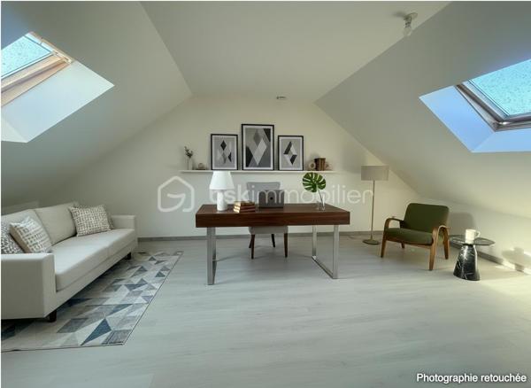Idéalement située au calme d’une impasse, à seulement 2,5 km de Rennes et à environ 10 minutes du centre-ville, cette maison contemporaine de 2012 offre un cadre de vie privilégié, à proximité immédiate des commerces, écoles et transports.
Un emplacement stratégique, renforcé par l’arrivée prochaine du Trambus sur Vezin-le-Coquet à l’horizon 2027, facilitant encore davantage vos déplacements.

Développant environ 212 m² habitables (234 m² au sol), cette maison séduit par ses volumes généreux, sa luminosité et sa fonctionnalité, parfaitement adaptés à une vie de famille.
Vous découvrirez une spacieuse pièce de vie traversante, baignée de lumière et ouverte sur un jardin exposé ouest, idéale pour vos moments de détente. La cuisine, aménagée et équipée, s’intègre harmonieusement à cet espace convivial.

Le rez-de-chaussée propose un véritable confort de plain-pied avec deux chambres, une salle d’eau avec douche ainsi qu’une buanderie indépendante, très pratique au quotidien.
À l’étage, l’espace nuit se compose de quatre chambres, d’une salle de bains, d’une salle d’eau et d’un WC séparé.
Un grenier aménagé complète l’ensemble et offre la possibilité d’une septième chambre, d’un bureau ou d’un espace loisirs.

👉 Atout rare : un ascenseur dessert les trois niveaux, garantissant un confort optimal et une accessibilité idéale.
Prestations techniques de qualité :
Chauffage par pompe à chaleur avec plancher chauffant sur chaque niveau (2023)
VMC double flux
Menuiseries aluminium double vitrage
Volets roulants motorisés et stores bannes électriques
Toiture en ardoises naturelles
Récupérateur d’eau de pluie enterré (5000 L)

À l’extérieur, vous profitez d’un terrain clos de 407 m², avec un abri de jardin alimenté en électricité et deux stationnements privatifs.
👉 Une maison rare sur le marché, idéale pour une famille recherchant espace, confort et accessibilité immédiate à Rennes.
Un conseiller disponible 7/7.