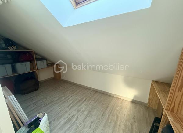 Idéalement située au calme d’une impasse, à seulement 2,5 km de Rennes et à environ 10 minutes du centre-ville, cette maison contemporaine de 2012 offre un cadre de vie privilégié, à proximité immédiate des commerces, écoles et transports.
Un emplacement stratégique, renforcé par l’arrivée prochaine du Trambus sur Vezin-le-Coquet à l’horizon 2027, facilitant encore davantage vos déplacements.

Développant environ 212 m² habitables (234 m² au sol), cette maison séduit par ses volumes généreux, sa luminosité et sa fonctionnalité, parfaitement adaptés à une vie de famille.
Vous découvrirez une spacieuse pièce de vie traversante, baignée de lumière et ouverte sur un jardin exposé ouest, idéale pour vos moments de détente. La cuisine, aménagée et équipée, s’intègre harmonieusement à cet espace convivial.

Le rez-de-chaussée propose un véritable confort de plain-pied avec deux chambres, une salle d’eau avec douche ainsi qu’une buanderie indépendante, très pratique au quotidien.
À l’étage, l’espace nuit se compose de quatre chambres, d’une salle de bains, d’une salle d’eau et d’un WC séparé.
Un grenier aménagé complète l’ensemble et offre la possibilité d’une septième chambre, d’un bureau ou d’un espace loisirs.

👉 Atout rare : un ascenseur dessert les trois niveaux, garantissant un confort optimal et une accessibilité idéale.
Prestations techniques de qualité :
Chauffage par pompe à chaleur avec plancher chauffant sur chaque niveau (2023)
VMC double flux
Menuiseries aluminium double vitrage
Volets roulants motorisés et stores bannes électriques
Toiture en ardoises naturelles
Récupérateur d’eau de pluie enterré (5000 L)

À l’extérieur, vous profitez d’un terrain clos de 407 m², avec un abri de jardin alimenté en électricité et deux stationnements privatifs.
👉 Une maison rare sur le marché, idéale pour une famille recherchant espace, confort et accessibilité immédiate à Rennes.
Un conseiller disponible 7/7.