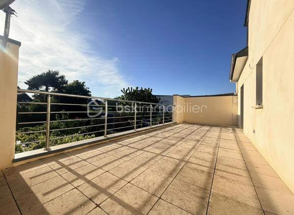 Idéalement située au calme d’une impasse, à seulement 2,5 km de Rennes et à environ 10 minutes du centre-ville, cette maison contemporaine de 2012 offre un cadre de vie privilégié, à proximité immédiate des commerces, écoles et transports.
Un emplacement stratégique, renforcé par l’arrivée prochaine du Trambus sur Vezin-le-Coquet à l’horizon 2027, facilitant encore davantage vos déplacements.

Développant environ 212 m² habitables (234 m² au sol), cette maison séduit par ses volumes généreux, sa luminosité et sa fonctionnalité, parfaitement adaptés à une vie de famille.
Vous découvrirez une spacieuse pièce de vie traversante, baignée de lumière et ouverte sur un jardin exposé ouest, idéale pour vos moments de détente. La cuisine, aménagée et équipée, s’intègre harmonieusement à cet espace convivial.

Le rez-de-chaussée propose un véritable confort de plain-pied avec deux chambres, une salle d’eau avec douche ainsi qu’une buanderie indépendante, très pratique au quotidien.
À l’étage, l’espace nuit se compose de quatre chambres, d’une salle de bains, d’une salle d’eau et d’un WC séparé.
Un grenier aménagé complète l’ensemble et offre la possibilité d’une septième chambre, d’un bureau ou d’un espace loisirs.

👉 Atout rare : un ascenseur dessert les trois niveaux, garantissant un confort optimal et une accessibilité idéale.
Prestations techniques de qualité :
Chauffage par pompe à chaleur avec plancher chauffant sur chaque niveau (2023)
VMC double flux
Menuiseries aluminium double vitrage
Volets roulants motorisés et stores bannes électriques
Toiture en ardoises naturelles
Récupérateur d’eau de pluie enterré (5000 L)

À l’extérieur, vous profitez d’un terrain clos de 407 m², avec un abri de jardin alimenté en électricité et deux stationnements privatifs.
👉 Une maison rare sur le marché, idéale pour une famille recherchant espace, confort et accessibilité immédiate à Rennes.
Un conseiller disponible 7/7.