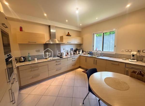 Idéalement située au calme d’une impasse, à seulement 2,5 km de Rennes et à environ 10 minutes du centre-ville, cette maison contemporaine de 2012 offre un cadre de vie privilégié, à proximité immédiate des commerces, écoles et transports.
Un emplacement stratégique, renforcé par l’arrivée prochaine du Trambus sur Vezin-le-Coquet à l’horizon 2027, facilitant encore davantage vos déplacements.

Développant environ 212 m² habitables (234 m² au sol), cette maison séduit par ses volumes généreux, sa luminosité et sa fonctionnalité, parfaitement adaptés à une vie de famille.
Vous découvrirez une spacieuse pièce de vie traversante, baignée de lumière et ouverte sur un jardin exposé ouest, idéale pour vos moments de détente. La cuisine, aménagée et équipée, s’intègre harmonieusement à cet espace convivial.

Le rez-de-chaussée propose un véritable confort de plain-pied avec deux chambres, une salle d’eau avec douche ainsi qu’une buanderie indépendante, très pratique au quotidien.
À l’étage, l’espace nuit se compose de quatre chambres, d’une salle de bains, d’une salle d’eau et d’un WC séparé.
Un grenier aménagé complète l’ensemble et offre la possibilité d’une septième chambre, d’un bureau ou d’un espace loisirs.

👉 Atout rare : un ascenseur dessert les trois niveaux, garantissant un confort optimal et une accessibilité idéale.
Prestations techniques de qualité :
Chauffage par pompe à chaleur avec plancher chauffant sur chaque niveau (2023)
VMC double flux
Menuiseries aluminium double vitrage
Volets roulants motorisés et stores bannes électriques
Toiture en ardoises naturelles
Récupérateur d’eau de pluie enterré (5000 L)

À l’extérieur, vous profitez d’un terrain clos de 407 m², avec un abri de jardin alimenté en électricité et deux stationnements privatifs.
👉 Une maison rare sur le marché, idéale pour une famille recherchant espace, confort et accessibilité immédiate à Rennes.
Un conseiller disponible 7/7.