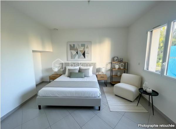 Idéalement située au calme d’une impasse, à seulement 2,5 km de Rennes et à environ 10 minutes du centre-ville, cette maison contemporaine de 2012 offre un cadre de vie privilégié, à proximité immédiate des commerces, écoles et transports.
Un emplacement stratégique, renforcé par l’arrivée prochaine du Trambus sur Vezin-le-Coquet à l’horizon 2027, facilitant encore davantage vos déplacements.

Développant environ 212 m² habitables (234 m² au sol), cette maison séduit par ses volumes généreux, sa luminosité et sa fonctionnalité, parfaitement adaptés à une vie de famille.
Vous découvrirez une spacieuse pièce de vie traversante, baignée de lumière et ouverte sur un jardin exposé ouest, idéale pour vos moments de détente. La cuisine, aménagée et équipée, s’intègre harmonieusement à cet espace convivial.

Le rez-de-chaussée propose un véritable confort de plain-pied avec deux chambres, une salle d’eau avec douche ainsi qu’une buanderie indépendante, très pratique au quotidien.
À l’étage, l’espace nuit se compose de quatre chambres, d’une salle de bains, d’une salle d’eau et d’un WC séparé.
Un grenier aménagé complète l’ensemble et offre la possibilité d’une septième chambre, d’un bureau ou d’un espace loisirs.

👉 Atout rare : un ascenseur dessert les trois niveaux, garantissant un confort optimal et une accessibilité idéale.
Prestations techniques de qualité :
Chauffage par pompe à chaleur avec plancher chauffant sur chaque niveau (2023)
VMC double flux
Menuiseries aluminium double vitrage
Volets roulants motorisés et stores bannes électriques
Toiture en ardoises naturelles
Récupérateur d’eau de pluie enterré (5000 L)

À l’extérieur, vous profitez d’un terrain clos de 407 m², avec un abri de jardin alimenté en électricité et deux stationnements privatifs.
👉 Une maison rare sur le marché, idéale pour une famille recherchant espace, confort et accessibilité immédiate à Rennes.
Un conseiller disponible 7/7.