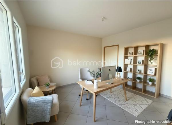 Idéalement située au calme d’une impasse, à seulement 2,5 km de Rennes et à environ 10 minutes du centre-ville, cette maison contemporaine de 2012 offre un cadre de vie privilégié, à proximité immédiate des commerces, écoles et transports.
Un emplacement stratégique, renforcé par l’arrivée prochaine du Trambus sur Vezin-le-Coquet à l’horizon 2027, facilitant encore davantage vos déplacements.

Développant environ 212 m² habitables (234 m² au sol), cette maison séduit par ses volumes généreux, sa luminosité et sa fonctionnalité, parfaitement adaptés à une vie de famille.
Vous découvrirez une spacieuse pièce de vie traversante, baignée de lumière et ouverte sur un jardin exposé ouest, idéale pour vos moments de détente. La cuisine, aménagée et équipée, s’intègre harmonieusement à cet espace convivial.

Le rez-de-chaussée propose un véritable confort de plain-pied avec deux chambres, une salle d’eau avec douche ainsi qu’une buanderie indépendante, très pratique au quotidien.
À l’étage, l’espace nuit se compose de quatre chambres, d’une salle de bains, d’une salle d’eau et d’un WC séparé.
Un grenier aménagé complète l’ensemble et offre la possibilité d’une septième chambre, d’un bureau ou d’un espace loisirs.

👉 Atout rare : un ascenseur dessert les trois niveaux, garantissant un confort optimal et une accessibilité idéale.
Prestations techniques de qualité :
Chauffage par pompe à chaleur avec plancher chauffant sur chaque niveau (2023)
VMC double flux
Menuiseries aluminium double vitrage
Volets roulants motorisés et stores bannes électriques
Toiture en ardoises naturelles
Récupérateur d’eau de pluie enterré (5000 L)

À l’extérieur, vous profitez d’un terrain clos de 407 m², avec un abri de jardin alimenté en électricité et deux stationnements privatifs.
👉 Une maison rare sur le marché, idéale pour une famille recherchant espace, confort et accessibilité immédiate à Rennes.
Un conseiller disponible 7/7.