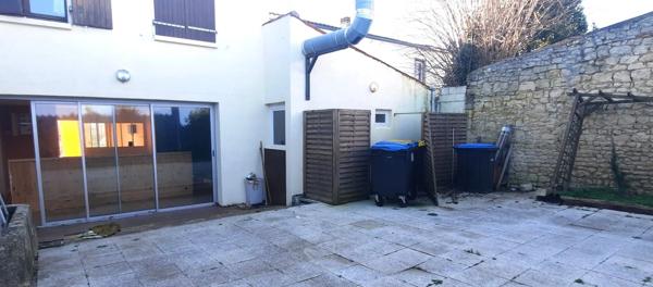 A LOUER local commercial 112m2 avec patio, Aytré - La Rochelle, Dpt Charente Maritime (17)