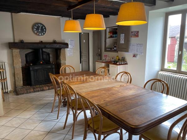 Corps de ferme avec deux granges et dépendances sur 3325m2 attenant.