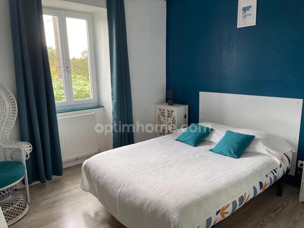 Corps de ferme avec deux granges et dépendances sur 3325m2 attenant.