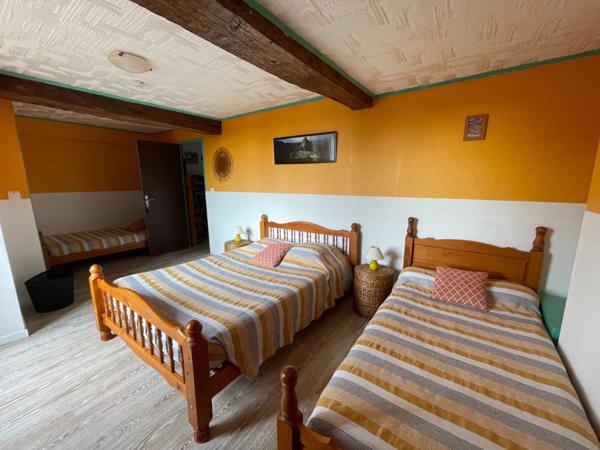 Corps de ferme avec deux granges et dépendances sur 3325m2 attenant.