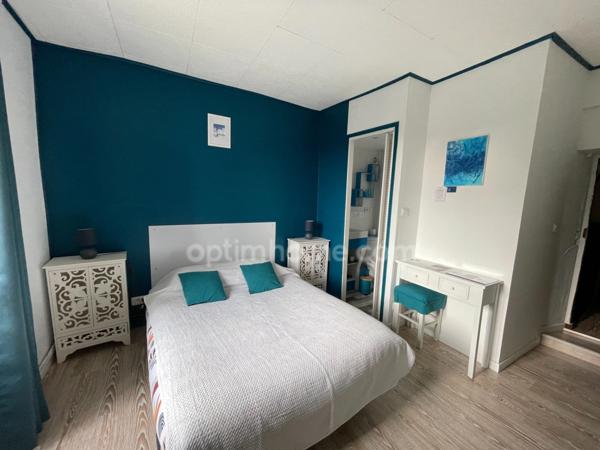 Corps de ferme avec deux granges et dépendances sur 3325m2 attenant.