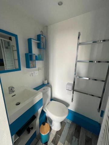 Corps de ferme avec deux granges et dépendances sur 3325m2 attenant.