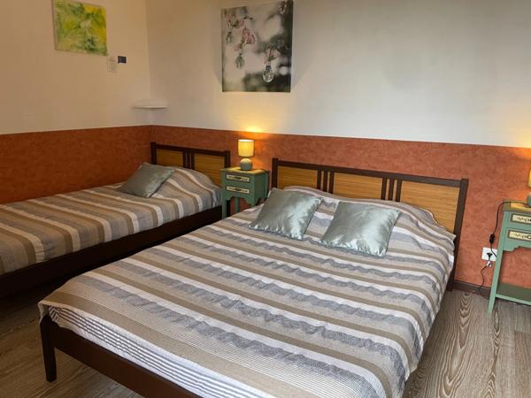 Corps de ferme avec deux granges et dépendances sur 3325m2 attenant.