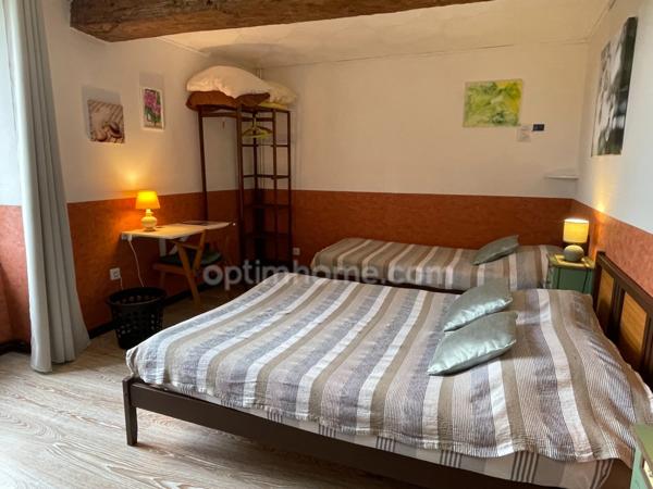 Corps de ferme avec deux granges et dépendances sur 3325m2 attenant.