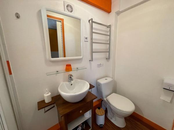 Corps de ferme avec deux granges et dépendances sur 3325m2 attenant.