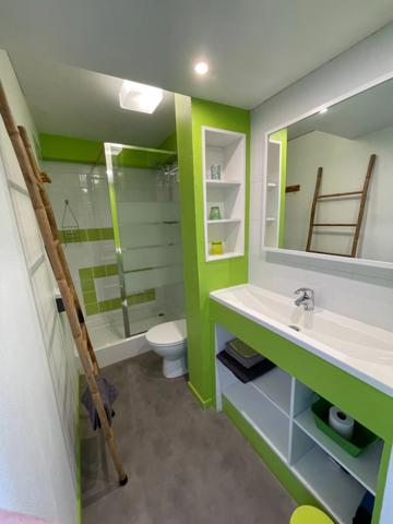 Corps de ferme avec deux granges et dépendances sur 3325m2 attenant.