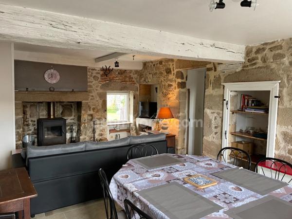 Corps de ferme avec deux granges et dépendances sur 3325m2 attenant.