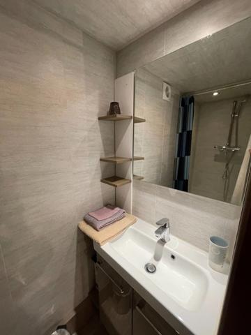 Corps de ferme avec deux granges et dépendances sur 3325m2 attenant.