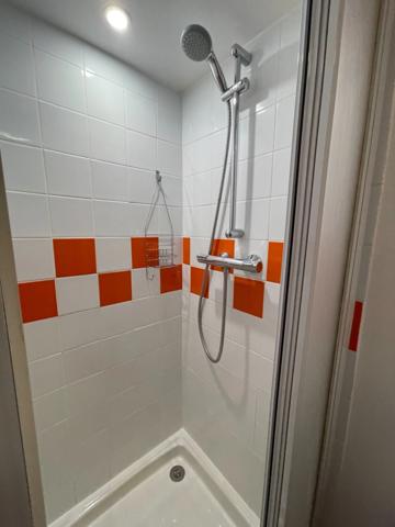 Corps de ferme avec deux granges et dépendances sur 3325m2 attenant.