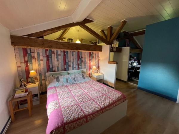 Corps de ferme avec deux granges et dépendances sur 3325m2 attenant.