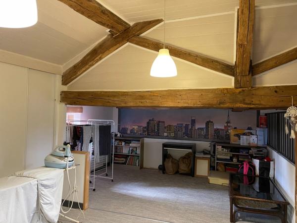 Corps de ferme avec deux granges et dépendances sur 3325m2 attenant.