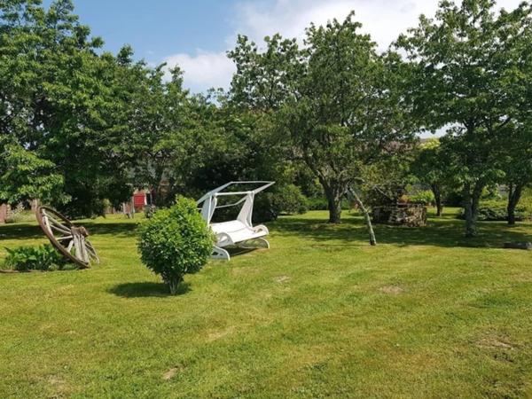 Corps de ferme avec deux granges et dépendances sur 3325m2 attenant.