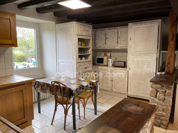 Corps de ferme avec deux granges et dépendances sur 3325m2 attenant.