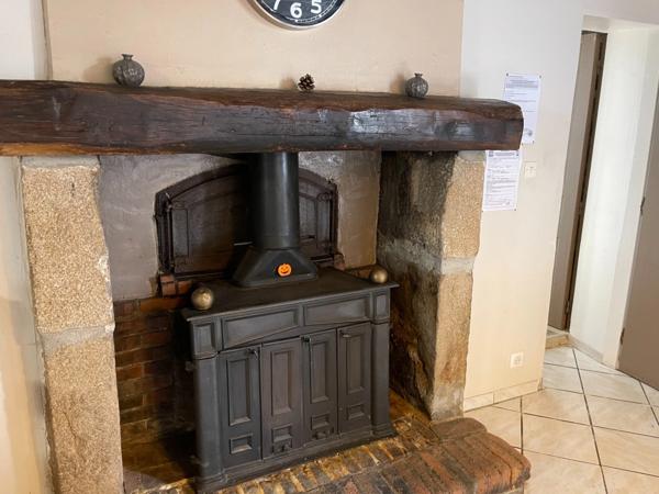 Corps de ferme avec deux granges et dépendances sur 3325m2 attenant.