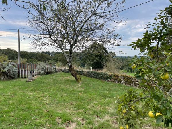Corps de ferme avec deux granges et dépendances sur 3325m2 attenant.