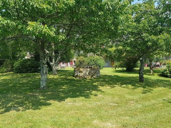 Corps de ferme avec deux granges et dépendances sur 3325m2 attenant.