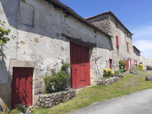 Corps de ferme avec deux granges et dépendances sur 3325m2 attenant.