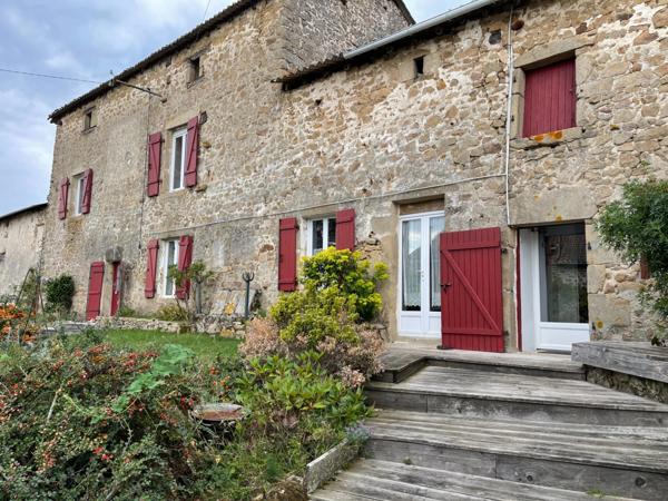 Corps de ferme avec deux granges et dépendances sur 3325m2 attenant.