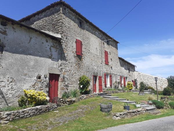 Corps de ferme avec deux granges et dépendances sur 3325m2 attenant.