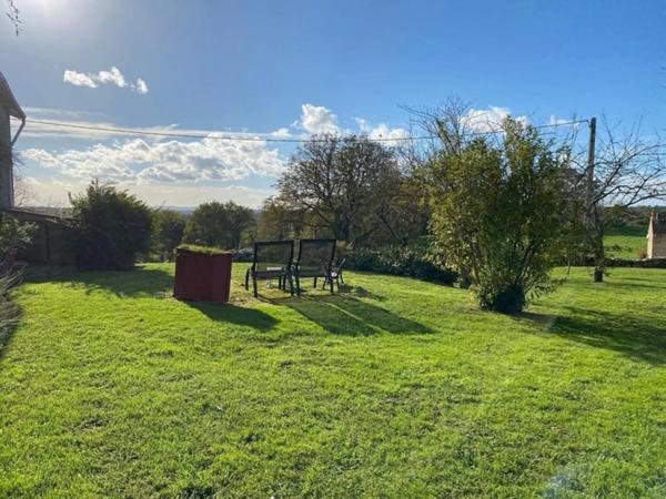 Corps de ferme avec deux granges et dépendances sur 3325m2 attenant.