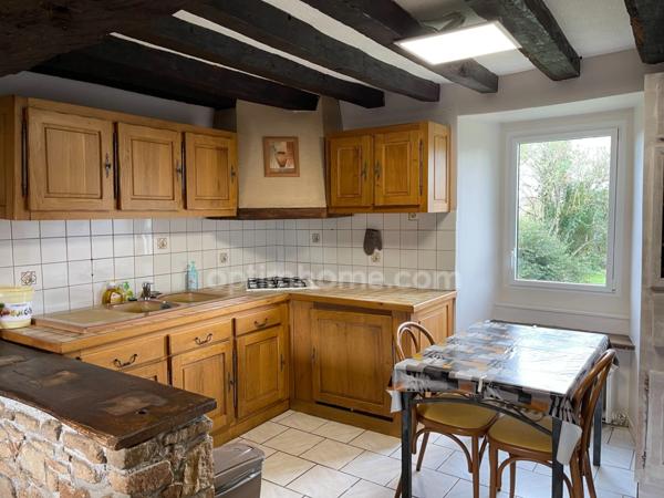 Corps de ferme avec deux granges et dépendances sur 3325m2 attenant.