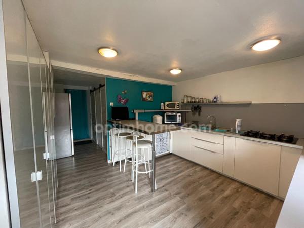 Corps de ferme avec deux granges et dépendances sur 3325m2 attenant.