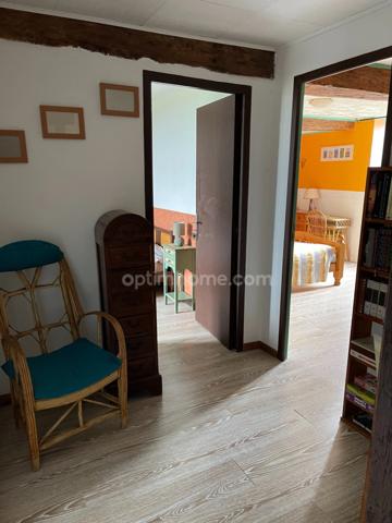 Corps de ferme avec deux granges et dépendances sur 3325m2 attenant.