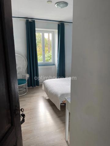 Corps de ferme avec deux granges et dépendances sur 3325m2 attenant.