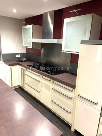 SAINT-BRÈS – VILLA FAMILIALE DE 195 M² – PISCINE – DOUBLE GARAGE

À seulement 5 minutes de Baillargues et à proximité immédiate de Montpellier, découvrez cette superbe villa contemporaine de 195 m² offrant un cadre de vie privilégié où volumes généreux, luminosité et prestations de qualité se conjuguent à la perfection.

Implantée sur un terrain paysagé d'environ 800 m², cette propriété séduit dès les premiers instants par ses espaces de vie remarquablement pensés pour le confort de toute la famille.

Le rez-de-chaussée s'articule autour d'une magnifique pièce de vie de plus de 75 m², baignée de lumière grâce à ses larges ouvertures. Cet espace convivial accueille un vaste salon, une salle à manger ainsi qu'une élégante cuisine ouverte entièrement équipée, idéale pour recevoir et partager des moments privilégiés.

Toujours de plain-pied, la maison dispose de deux chambres confortables, d'un bureau-bibliothèque, d'une salle d'eau, d'un WC indépendant ainsi que d'une buanderie parfaitement aménagée.

À l'étage, un superbe espace ouvert offre de nombreuses possibilités d'aménagement selon vos envies : bureau de télétravail, bibliothèque, salon privé, espace détente ou salle de jeux. Véritable pièce de vie supplémentaire, il apporte caractère et modularité à l'ensemble.

Cet espace dessert deux magnifiques suites. La première  bénéficie de sa propre salle d'eau. La seconde constitue une véritable suite parentale avec dressing sur mesure et salle de bains raffinée équipée d'une douche à l'italienne, d'une baignoire et de toilettes privatives.

À l'extérieur, tout est réuni pour profiter pleinement des beaux jours. Le jardin soigneusement aménagé accueille une belle piscine, un espace pool house et plusieurs espaces de détente propices aux moments de convivialité en famille ou entre amis.

Une pièce annexe indépendante complète ce bien rare. Elle pourra aisément accueillir un bureau professionnel, une activité libérale, un atelier créatif, une salle de sport ou tout autre projet nécessitant un espace dédié.

Les prestations sont à la hauteur des lieux : double garage, baies vitrées aluminium, matériaux de qualité et excellente performance énergétique avec un classement DPE B. Climatisation gainée suites et salon RDC

Située dans un environnement résidentiel calme et recherché, à proximité des écoles, commerces, services et principaux axes de communication, cette propriété offre un équilibre idéal entre sérénité, confort moderne et accessibilité.

Une villa aux volumes rares, pensée pour répondre aux attentes des familles d'aujourd'hui et aux nouveaux modes de vie, où chacun trouvera naturellement sa place. Travaux à prévoir pour la plage de Piscine.
J'utilise l'Intelligence Artificielle pour vous proposer des projections d'aménagement.

À découvrir sans tarder.