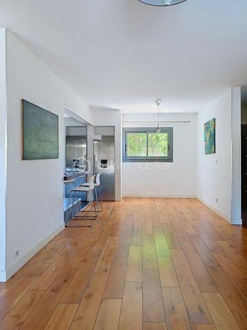 SAINT-BRÈS – VILLA FAMILIALE DE 195 M² – PISCINE – DOUBLE GARAGE

À seulement 5 minutes de Baillargues et à proximité immédiate de Montpellier, découvrez cette superbe villa contemporaine de 195 m² offrant un cadre de vie privilégié où volumes généreux, luminosité et prestations de qualité se conjuguent à la perfection.

Implantée sur un terrain paysagé d'environ 800 m², cette propriété séduit dès les premiers instants par ses espaces de vie remarquablement pensés pour le confort de toute la famille.

Le rez-de-chaussée s'articule autour d'une magnifique pièce de vie de plus de 75 m², baignée de lumière grâce à ses larges ouvertures. Cet espace convivial accueille un vaste salon, une salle à manger ainsi qu'une élégante cuisine ouverte entièrement équipée, idéale pour recevoir et partager des moments privilégiés.

Toujours de plain-pied, la maison dispose de deux chambres confortables, d'un bureau-bibliothèque, d'une salle d'eau, d'un WC indépendant ainsi que d'une buanderie parfaitement aménagée.

À l'étage, un superbe espace ouvert offre de nombreuses possibilités d'aménagement selon vos envies : bureau de télétravail, bibliothèque, salon privé, espace détente ou salle de jeux. Véritable pièce de vie supplémentaire, il apporte caractère et modularité à l'ensemble.

Cet espace dessert deux magnifiques suites. La première  bénéficie de sa propre salle d'eau. La seconde constitue une véritable suite parentale avec dressing sur mesure et salle de bains raffinée équipée d'une douche à l'italienne, d'une baignoire et de toilettes privatives.

À l'extérieur, tout est réuni pour profiter pleinement des beaux jours. Le jardin soigneusement aménagé accueille une belle piscine, un espace pool house et plusieurs espaces de détente propices aux moments de convivialité en famille ou entre amis.

Une pièce annexe indépendante complète ce bien rare. Elle pourra aisément accueillir un bureau professionnel, une activité libérale, un atelier créatif, une salle de sport ou tout autre projet nécessitant un espace dédié.

Les prestations sont à la hauteur des lieux : double garage, baies vitrées aluminium, matériaux de qualité et excellente performance énergétique avec un classement DPE B. Climatisation gainée suites et salon RDC

Située dans un environnement résidentiel calme et recherché, à proximité des écoles, commerces, services et principaux axes de communication, cette propriété offre un équilibre idéal entre sérénité, confort moderne et accessibilité.

Une villa aux volumes rares, pensée pour répondre aux attentes des familles d'aujourd'hui et aux nouveaux modes de vie, où chacun trouvera naturellement sa place. Travaux à prévoir pour la plage de Piscine.
J'utilise l'Intelligence Artificielle pour vous proposer des projections d'aménagement.

À découvrir sans tarder.