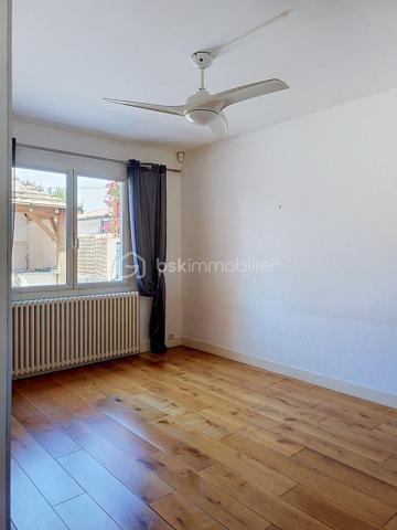 SAINT-BRÈS – VILLA FAMILIALE DE 195 M² – PISCINE – DOUBLE GARAGE

À seulement 5 minutes de Baillargues et à proximité immédiate de Montpellier, découvrez cette superbe villa contemporaine de 195 m² offrant un cadre de vie privilégié où volumes généreux, luminosité et prestations de qualité se conjuguent à la perfection.

Implantée sur un terrain paysagé d'environ 800 m², cette propriété séduit dès les premiers instants par ses espaces de vie remarquablement pensés pour le confort de toute la famille.

Le rez-de-chaussée s'articule autour d'une magnifique pièce de vie de plus de 75 m², baignée de lumière grâce à ses larges ouvertures. Cet espace convivial accueille un vaste salon, une salle à manger ainsi qu'une élégante cuisine ouverte entièrement équipée, idéale pour recevoir et partager des moments privilégiés.

Toujours de plain-pied, la maison dispose de deux chambres confortables, d'un bureau-bibliothèque, d'une salle d'eau, d'un WC indépendant ainsi que d'une buanderie parfaitement aménagée.

À l'étage, un superbe espace ouvert offre de nombreuses possibilités d'aménagement selon vos envies : bureau de télétravail, bibliothèque, salon privé, espace détente ou salle de jeux. Véritable pièce de vie supplémentaire, il apporte caractère et modularité à l'ensemble.

Cet espace dessert deux magnifiques suites. La première  bénéficie de sa propre salle d'eau. La seconde constitue une véritable suite parentale avec dressing sur mesure et salle de bains raffinée équipée d'une douche à l'italienne, d'une baignoire et de toilettes privatives.

À l'extérieur, tout est réuni pour profiter pleinement des beaux jours. Le jardin soigneusement aménagé accueille une belle piscine, un espace pool house et plusieurs espaces de détente propices aux moments de convivialité en famille ou entre amis.

Une pièce annexe indépendante complète ce bien rare. Elle pourra aisément accueillir un bureau professionnel, une activité libérale, un atelier créatif, une salle de sport ou tout autre projet nécessitant un espace dédié.

Les prestations sont à la hauteur des lieux : double garage, baies vitrées aluminium, matériaux de qualité et excellente performance énergétique avec un classement DPE B. Climatisation gainée suites et salon RDC

Située dans un environnement résidentiel calme et recherché, à proximité des écoles, commerces, services et principaux axes de communication, cette propriété offre un équilibre idéal entre sérénité, confort moderne et accessibilité.

Une villa aux volumes rares, pensée pour répondre aux attentes des familles d'aujourd'hui et aux nouveaux modes de vie, où chacun trouvera naturellement sa place. Travaux à prévoir pour la plage de Piscine.
J'utilise l'Intelligence Artificielle pour vous proposer des projections d'aménagement.

À découvrir sans tarder.