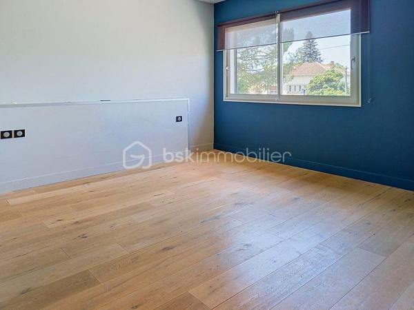 SAINT-BRÈS – VILLA FAMILIALE DE 195 M² – PISCINE – DOUBLE GARAGE

À seulement 5 minutes de Baillargues et à proximité immédiate de Montpellier, découvrez cette superbe villa contemporaine de 195 m² offrant un cadre de vie privilégié où volumes généreux, luminosité et prestations de qualité se conjuguent à la perfection.

Implantée sur un terrain paysagé d'environ 800 m², cette propriété séduit dès les premiers instants par ses espaces de vie remarquablement pensés pour le confort de toute la famille.

Le rez-de-chaussée s'articule autour d'une magnifique pièce de vie de plus de 75 m², baignée de lumière grâce à ses larges ouvertures. Cet espace convivial accueille un vaste salon, une salle à manger ainsi qu'une élégante cuisine ouverte entièrement équipée, idéale pour recevoir et partager des moments privilégiés.

Toujours de plain-pied, la maison dispose de deux chambres confortables, d'un bureau-bibliothèque, d'une salle d'eau, d'un WC indépendant ainsi que d'une buanderie parfaitement aménagée.

À l'étage, un superbe espace ouvert offre de nombreuses possibilités d'aménagement selon vos envies : bureau de télétravail, bibliothèque, salon privé, espace détente ou salle de jeux. Véritable pièce de vie supplémentaire, il apporte caractère et modularité à l'ensemble.

Cet espace dessert deux magnifiques suites. La première  bénéficie de sa propre salle d'eau. La seconde constitue une véritable suite parentale avec dressing sur mesure et salle de bains raffinée équipée d'une douche à l'italienne, d'une baignoire et de toilettes privatives.

À l'extérieur, tout est réuni pour profiter pleinement des beaux jours. Le jardin soigneusement aménagé accueille une belle piscine, un espace pool house et plusieurs espaces de détente propices aux moments de convivialité en famille ou entre amis.

Une pièce annexe indépendante complète ce bien rare. Elle pourra aisément accueillir un bureau professionnel, une activité libérale, un atelier créatif, une salle de sport ou tout autre projet nécessitant un espace dédié.

Les prestations sont à la hauteur des lieux : double garage, baies vitrées aluminium, matériaux de qualité et excellente performance énergétique avec un classement DPE B. Climatisation gainée suites et salon RDC

Située dans un environnement résidentiel calme et recherché, à proximité des écoles, commerces, services et principaux axes de communication, cette propriété offre un équilibre idéal entre sérénité, confort moderne et accessibilité.

Une villa aux volumes rares, pensée pour répondre aux attentes des familles d'aujourd'hui et aux nouveaux modes de vie, où chacun trouvera naturellement sa place. Travaux à prévoir pour la plage de Piscine.
J'utilise l'Intelligence Artificielle pour vous proposer des projections d'aménagement.

À découvrir sans tarder.